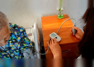 <div>Меряем давление в доме пристарелых</div>